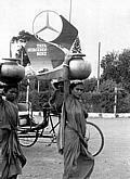 Straßenszene in Indien: Bereits in den 1950er Jahren startet die Daimler-Benz AG eine Kooperation mit Tata zur Fahrzeugfertigung. Foto: Daimler/auto-reporter.net 